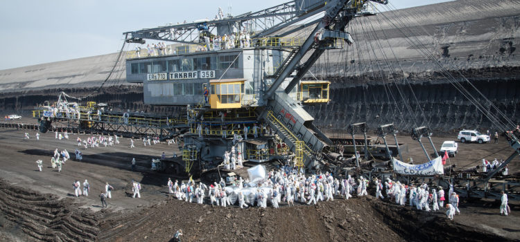 Bagger gestoppt: Braunkohle-Tagebau im Rheinland wird von 3000 Klimaaktivist*innen blockiert