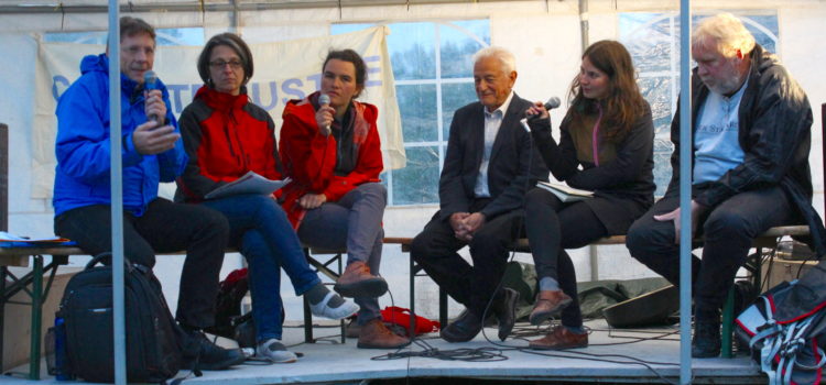 Podiumsdiskussion am Klimacamp: Ausstieg aus den Fossilen und gerechte Übergänge