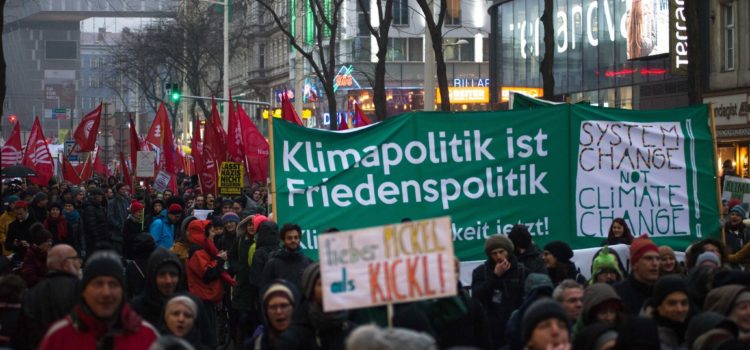 Lauter Klimagerechtigkeitsblock auf der Großdemo gegen Schwarz-Blau