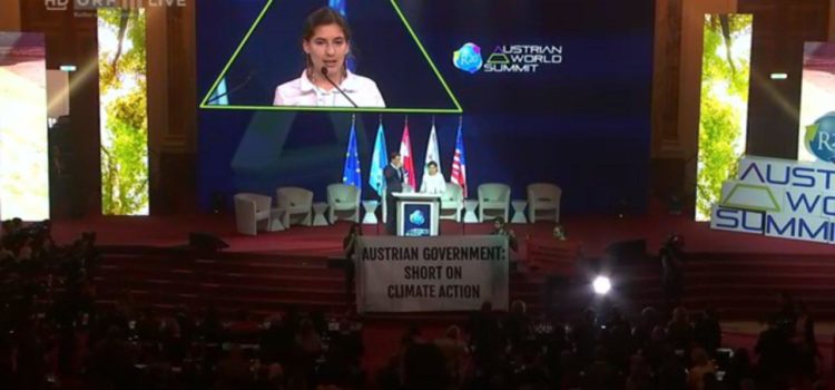 Protest beim Austrian World Summit: „Austrian Government: Short on Climate Action“
