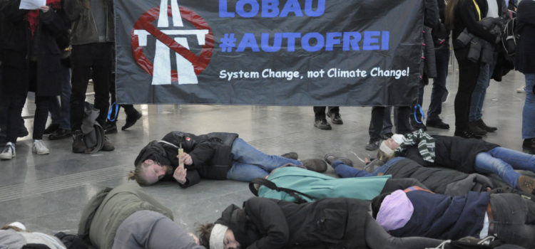 Presseaussendung: Gruselkabinett der Klimakiller – ‚Die-in’- Protest bei Vienna Autoshow