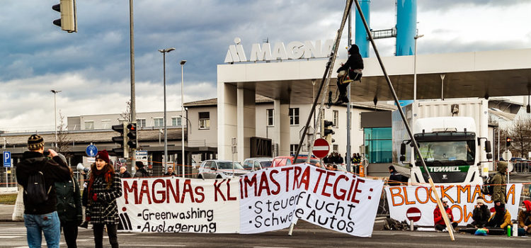 Presseaussendung: 150 Klimaaktivist*innen blockieren Magna und fordern umfassende Verkehrswende