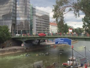 besetzte Aspernbrücke und Auto-Boote