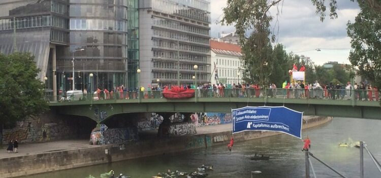 besetzte Aspernbrücke und Auto-Boote