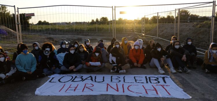 Presseaussendung: 100 Aktivist:innen blockieren Bau der Stadtautobahn