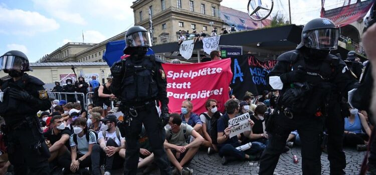 System Change, not Climate Change! beteiligt sich trotz Polizeirepression an Protesten gegen IAA in München System Change, not Climate Change! beteiligt sich trotz Polizeirepression an Protesten gegen IAA in München