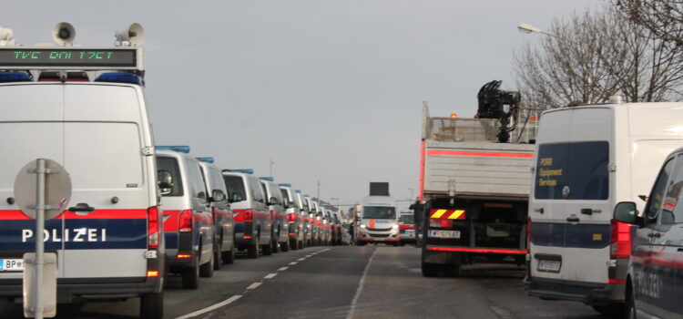 Presseaussendung: Lobaubleibt: Räumung der Stadtautobahn-Besetzung im Gange – Aktivist:innen werden Widerstand fortsetzen Presseaussendung: Lobaubleibt: Räumung der Stadtautobahn-Besetzung im Gange – Aktivist:innen werden Widerstand fortsetzen