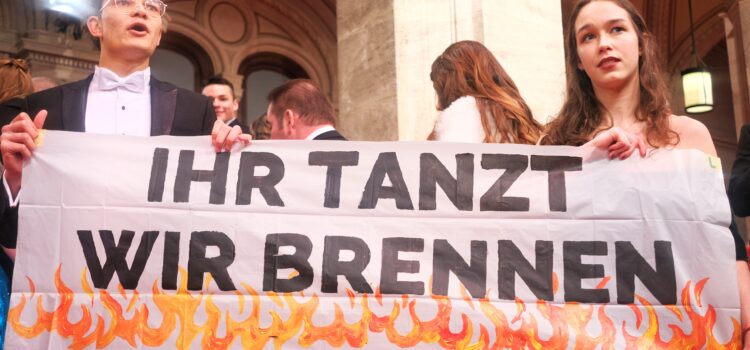 Opernball: Klimaaktivist:innen stören Ball, kritisieren Klimazerstörung der Reichen und Mächtigen Opernball: Klimaaktivist:innen stören Ball, kritisieren Klimazerstörung der Reichen und Mächtigen