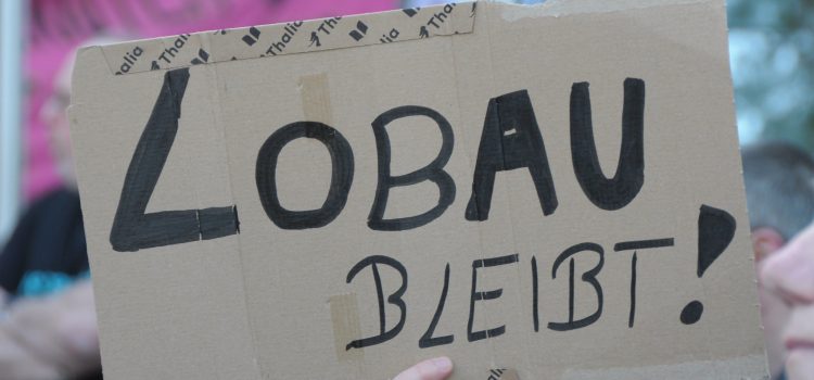 Presseaussendung: Lobau-Vorarbeiten: Startschuss für Proteste Protestschild mit der Aufschrift: "Lobau Bleibt!"