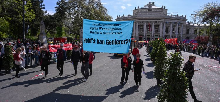 Presseaussendung: Antwort auf Sozialkürzungen: Protestierende stören den „Maiaufmarsch“ der SPÖ mehrere Personen tragen ein Banner mit der Aufschrift: "sozial treffsicher gegen Wohnungslose, Kinder & Suchtkranke" - Hobt's kan Genierer?
