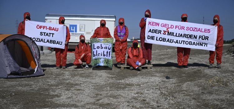 Presseaussendung: Lobau-Autobahn: Aktivist*innen blockieren die Vorarbeiten Presseaussendung: Lobau-Autobahn: Aktivist*innen blockieren die Vorarbeiten